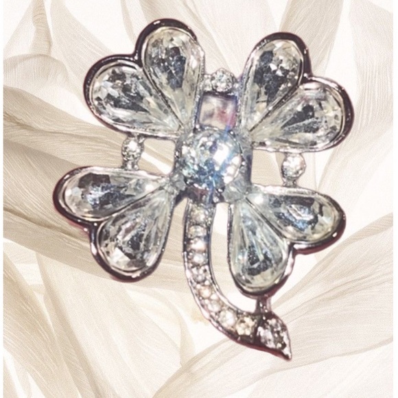 Crown Trifari rhinestone jewelry brooch pin